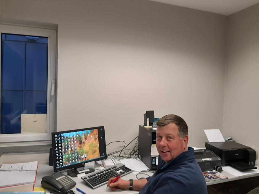 Tijd om aan het bureauwerk te beginnen © Kerk in Zwevegem / Communicatie / K&L Dag uit