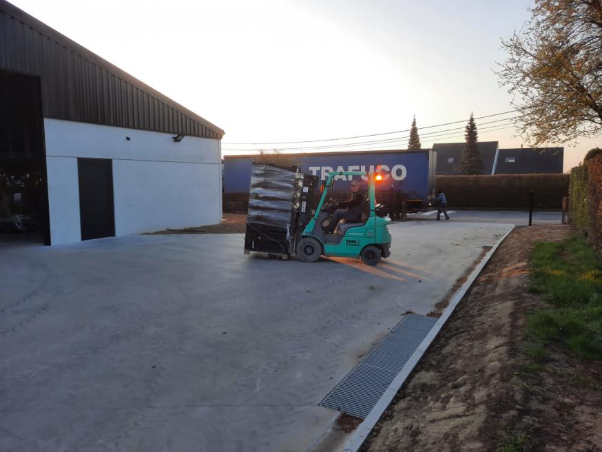 Even een bestelling laden in een vrachtwagen © Kerk in Zwevegem / Communicatie / K&L Dag uit