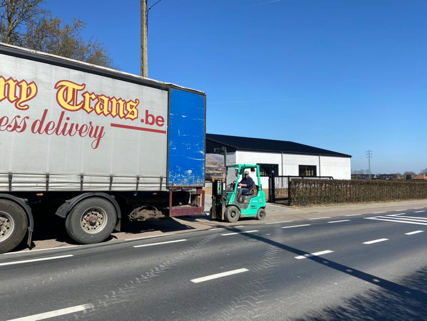 En nog een vrachtwagen laden. © Kerk in Zwevegem / Communicatie / K&L Dag uit