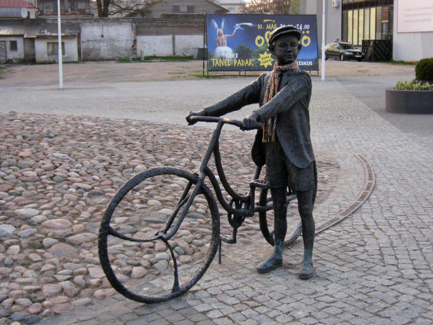 Het standbeeld van de jonge Arvo Pärt op het centrale plein van Rakvere, Estland. © Dienst Toerisme Rakvere, met toestemming