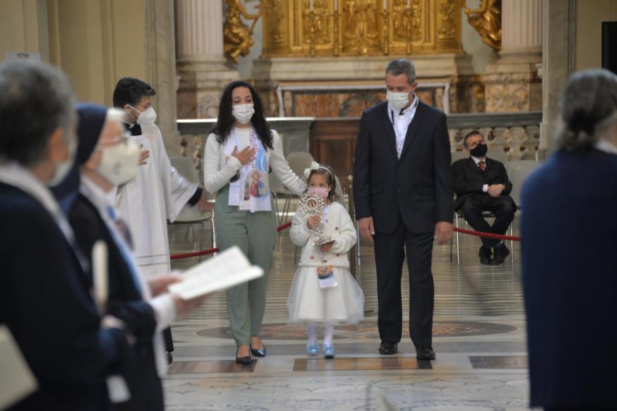 Processie van de ouders met hun dochter, die de relikwie van de nieuwe zalige draagt © Salvatorianen