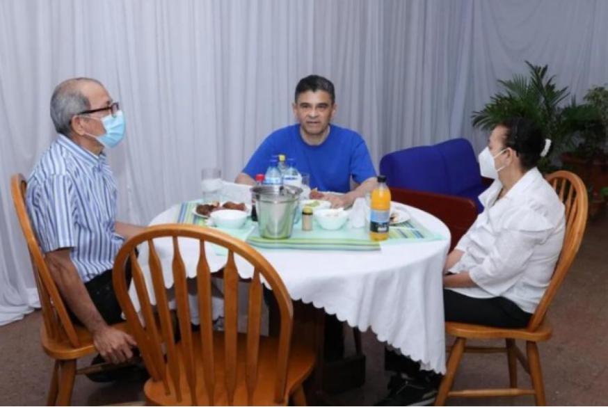 Bisschop Rolando Álvarez Lagos aan tafel met zijn broer Manuel Antonio en zus Vilma in de Jorge Navarro Nationale Gevangenis in Tipitapa © Infobae