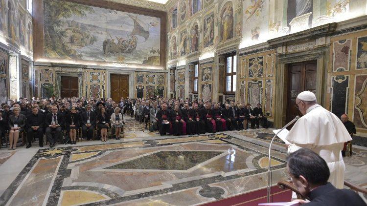 Paus ontmoet de 300 wetenschappers van het Congres van de Pauselijke Academie voor het Leven  © Vatican Media