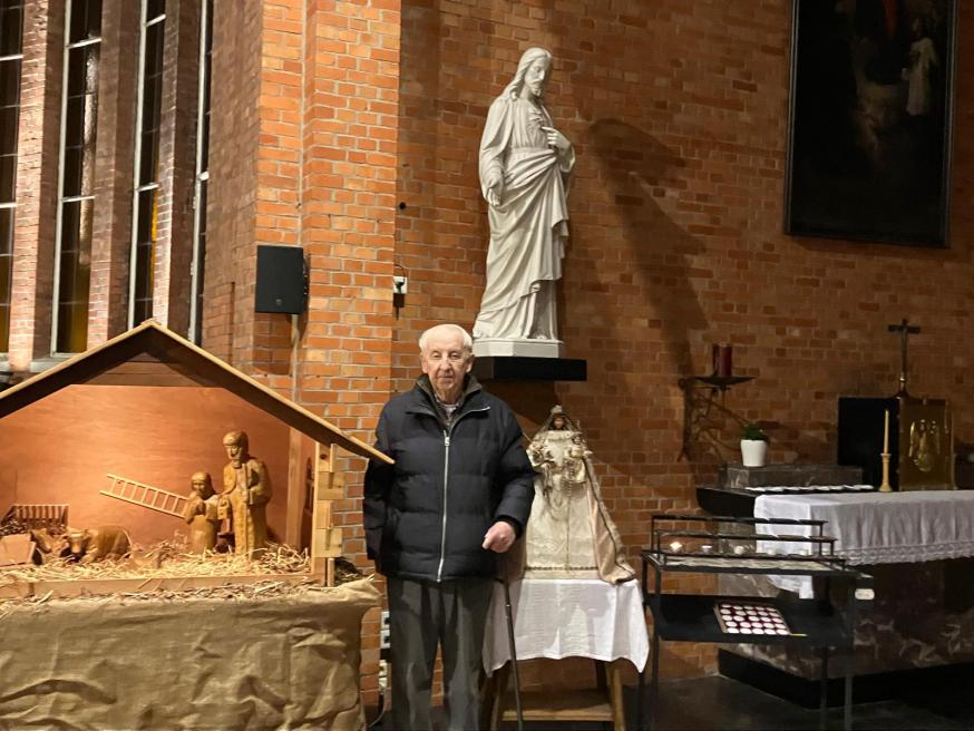 Stan Dries bij de kerststal en bij het Mariabeeld. © Jurgen Deckx