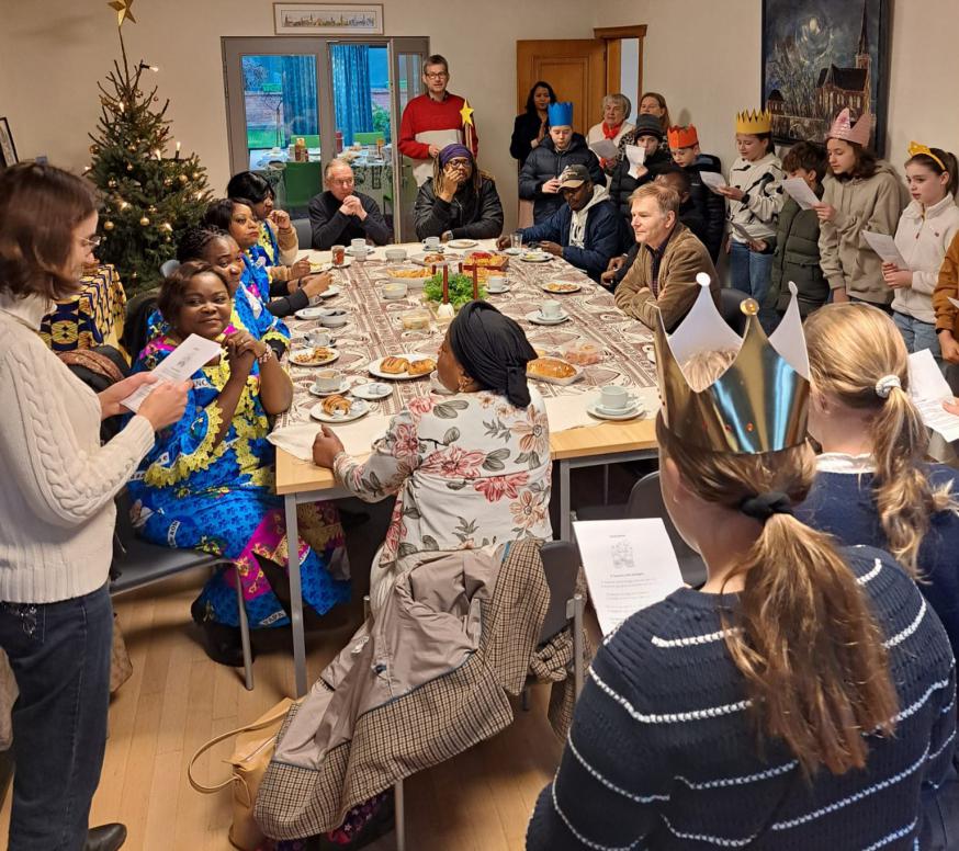 Zingen met en voor elkaar in het parochiehuis, sterzangers met het Afrikaans koor en mensen van de werkgroep liturgie 