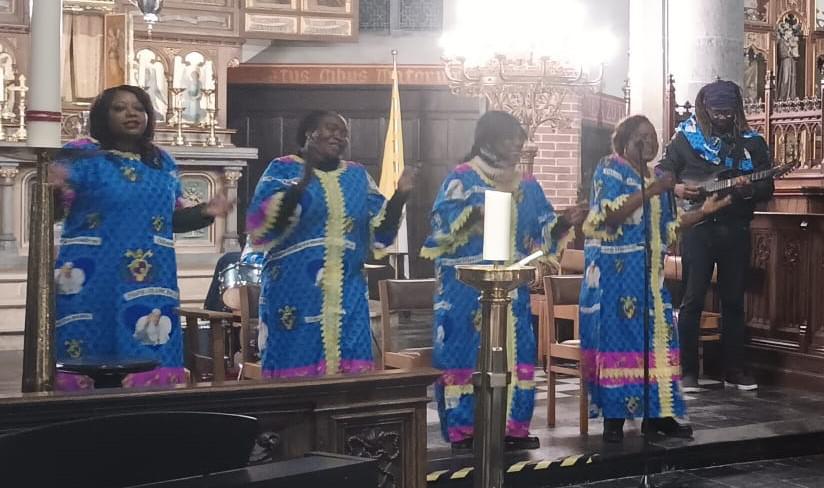 Viering opgeluisterd door Afrikaans koor 