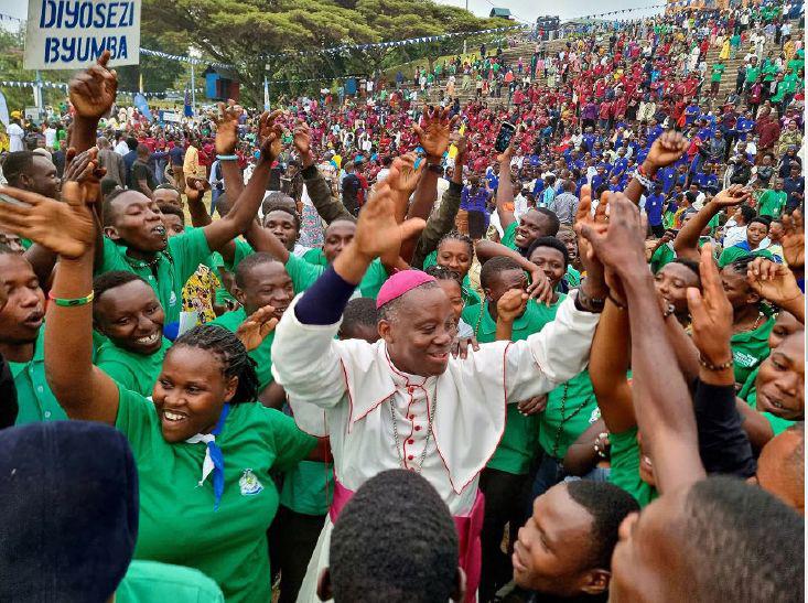 Mgr. Musengamana danst mee met de jongeren van zijn bisdom. © CEPJ
