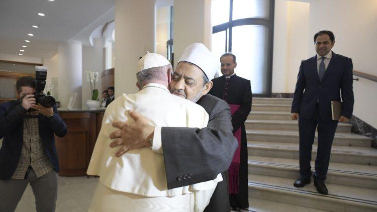 Paus Franciscus begroet grootsjeik Ahmed El-Tayeb © Vatican Media Paus Franciscus begroet grootsjeik Ahmed El-Tayeb © Vatican Media