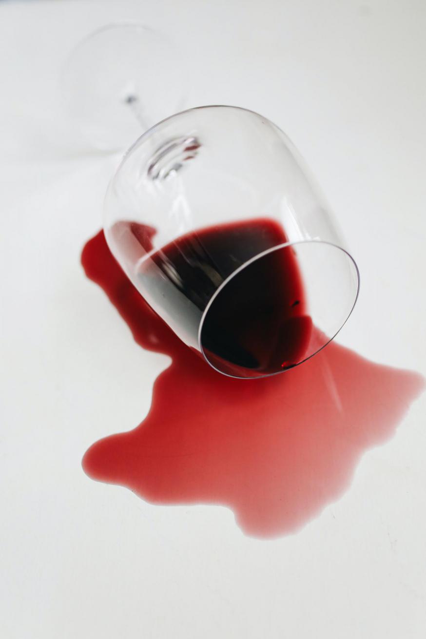Een omgevallen wijnglas 