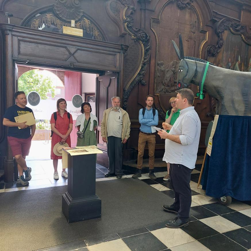 Ecokerkwandeling - pastoor Alexander en Mandus de ezel 