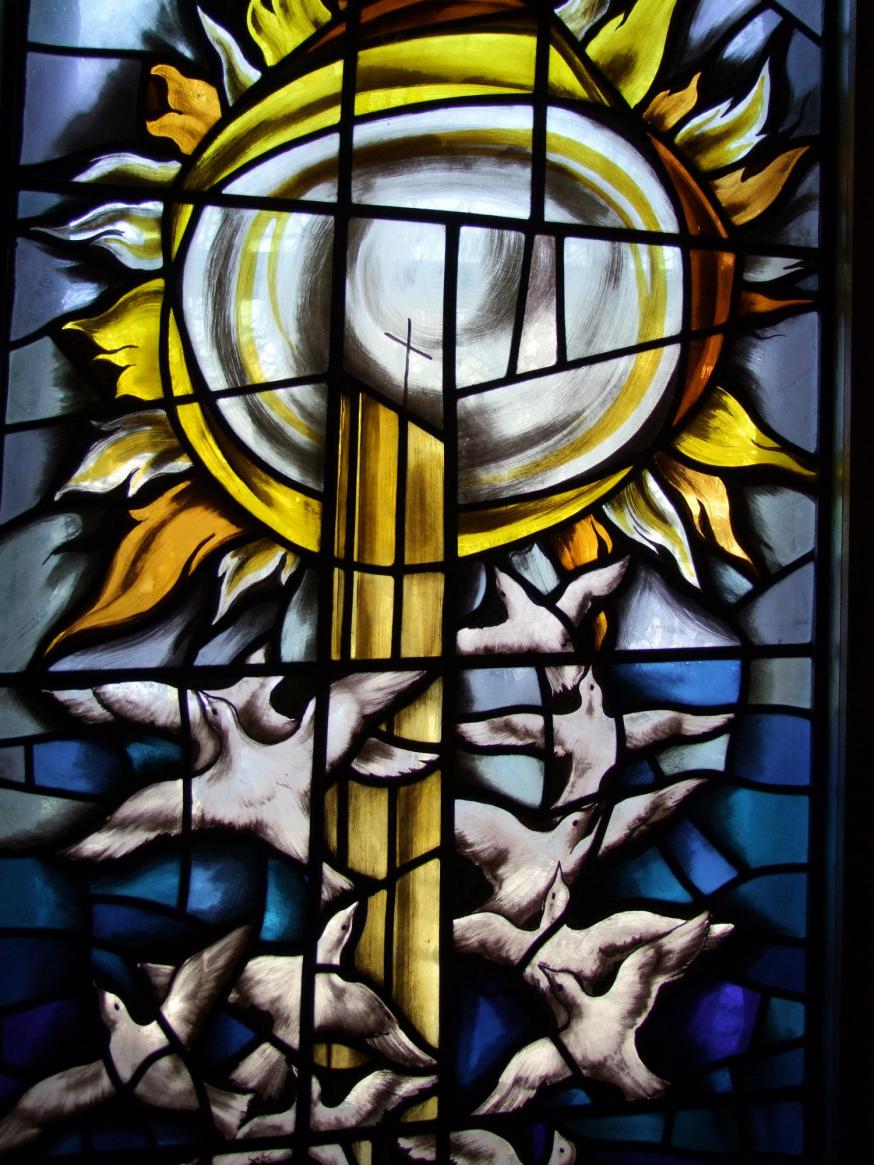 Het zevende glas-in-loodraam in de Damiaankapel, met de toren van de Pius X-kerk, omringd door zonlicht en vogels die ernaartoe vliegen © H. Pius X-parochiegemeenschap Wilrijk