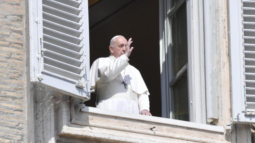 Paus Franciscus kwam zondag na het Angelusgebed even groeten aan het raam van de pauselijke bibliotheek © VaticanMedia Paus Franciscus kwam zondag na het Angelusgebed even groeten aan het raam van de pauselijke bibliotheek © VaticanMedia