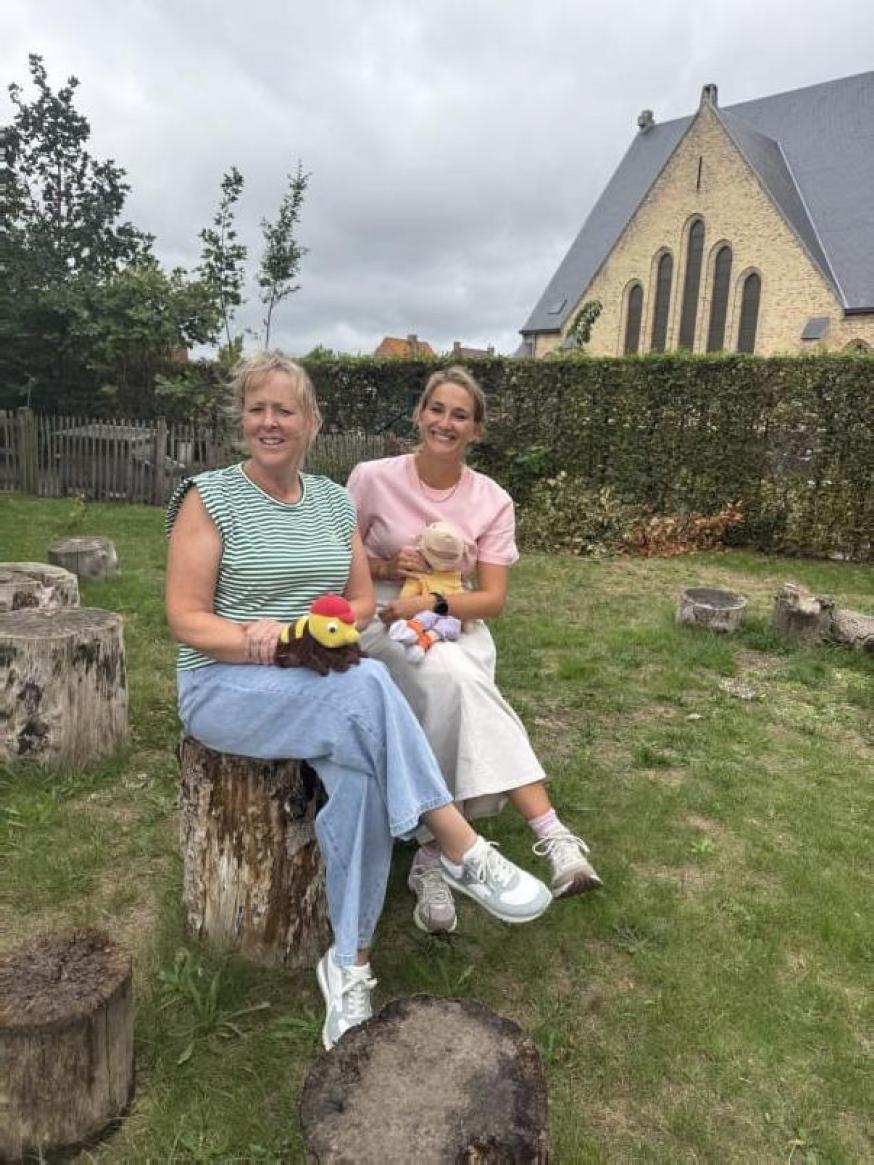 Kleuterjuffen Annick en Faye © P.E. Sint-Maarten