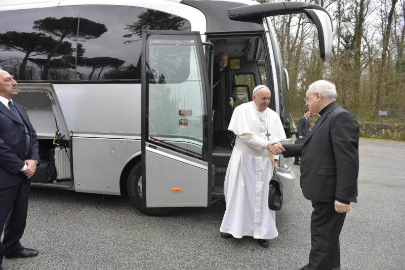 Paus Franciscus bij zijn aankomst in Ariccia © Vatican Media