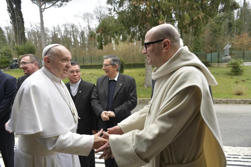 Paus Franciscus wordt begroet door de benedictijn Bernardo Francesco Gianni © Vatican Media