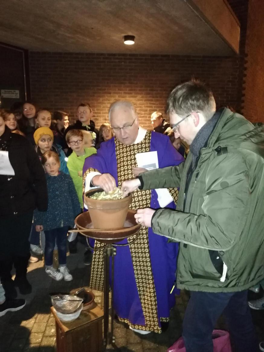 oude palmtakjes verbranden 