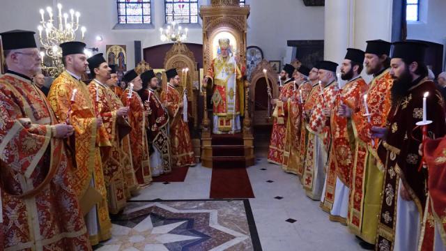 Metropoliet Athenagoras tijdens de vesperdienst op Pasen in Brussel in 2018 © orthodoxia.be Metropoliet Athenagoras tijdens de vesperdienst op Pasen in Brussel in 2018 © orthodoxia.be