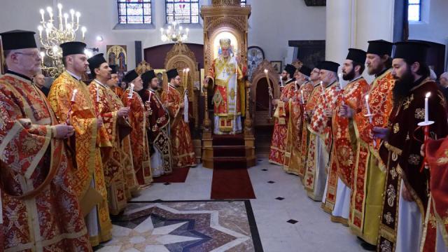 Metropoliet Athenagoras tijdens de vesperdienst op Pasen in Brussel in 2018 © orthodoxia.be