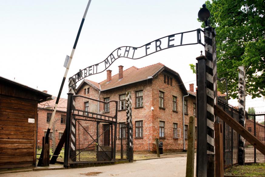 De toegangspoort tot Auschwitz, met opschrift ‘Arbeit macht frei’. © Wikimedia / By xiquinhosilva De toegangspoort tot Auschwitz, met opschrift ‘Arbeit macht frei’. © Wikimedia / By xiquinhosilva