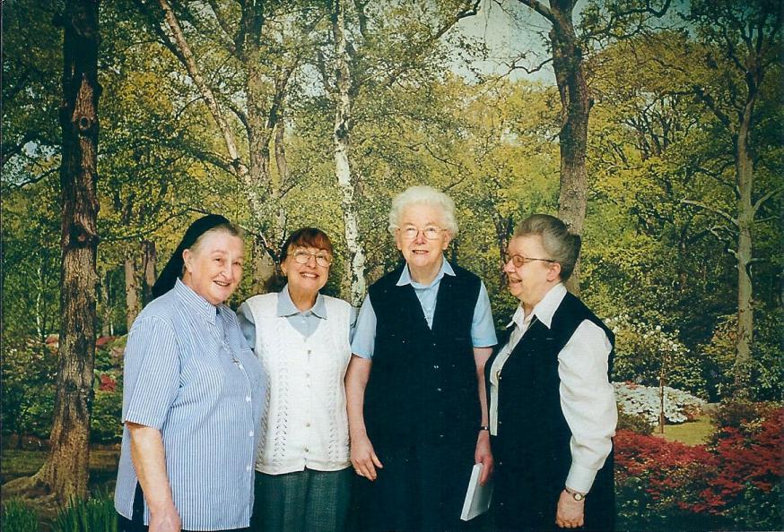 Flora Singer op een van haar bezoeken aan het klooster in Ruiselede samen met de drie zusters die de zorg voor de kinderen op zich genomen hebben. Van links naar rechts: zuster Jeanne-Marie (Regine Schaeck), Flora, zuster Amata (Margriet Beel) en zuster Consolata (Julienne Vanhee). Enkel zuster Consolata is nog in leven. (foto door het klooster ter beschikking gesteld) Bezoek van Flora Singer aan het klooster in Ruiselede © Klooster