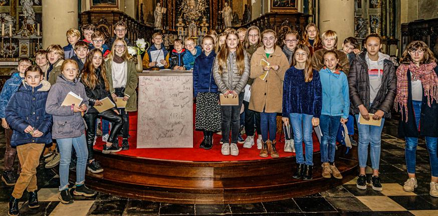 Omdat de vormelingen ondertussen allemaal naar andere scholen gaan en dus geen bubbel meer vormen, mocht er volgens de coronavoorschriften geen groepsfoto worden gemaakt. We publiceren daarom hier nog eens de foto van de naamopgave eerder dit jaar. 