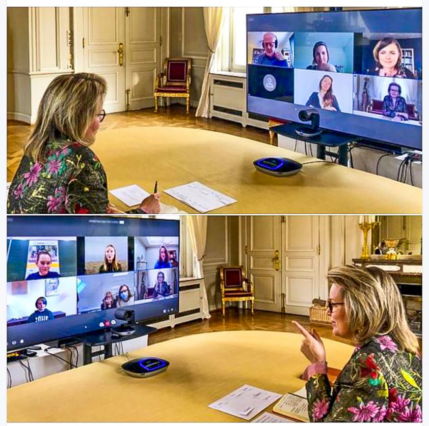 Koningin in gesprek met o.a. leerlingen van Sancta Maria 