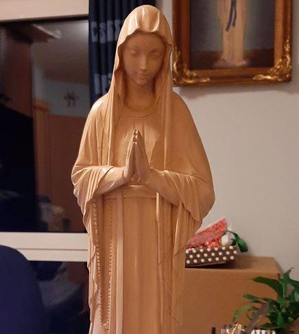 De houten kopie van de Maagd van de Armen, die morgen aan de paus wordt geschonken © Nd Banneux