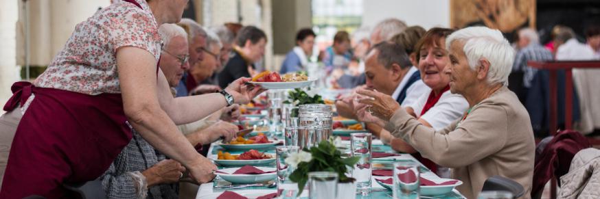 Samen aan tafel tijdens de Week van Verbondenheid © Bond Zonder Naam Samen aan tafel tijdens de Week van Verbondenheid © Bond Zonder Naam