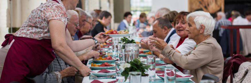 Samen aan tafel tijdens de Week van Verbondenheid © Bond Zonder Naam