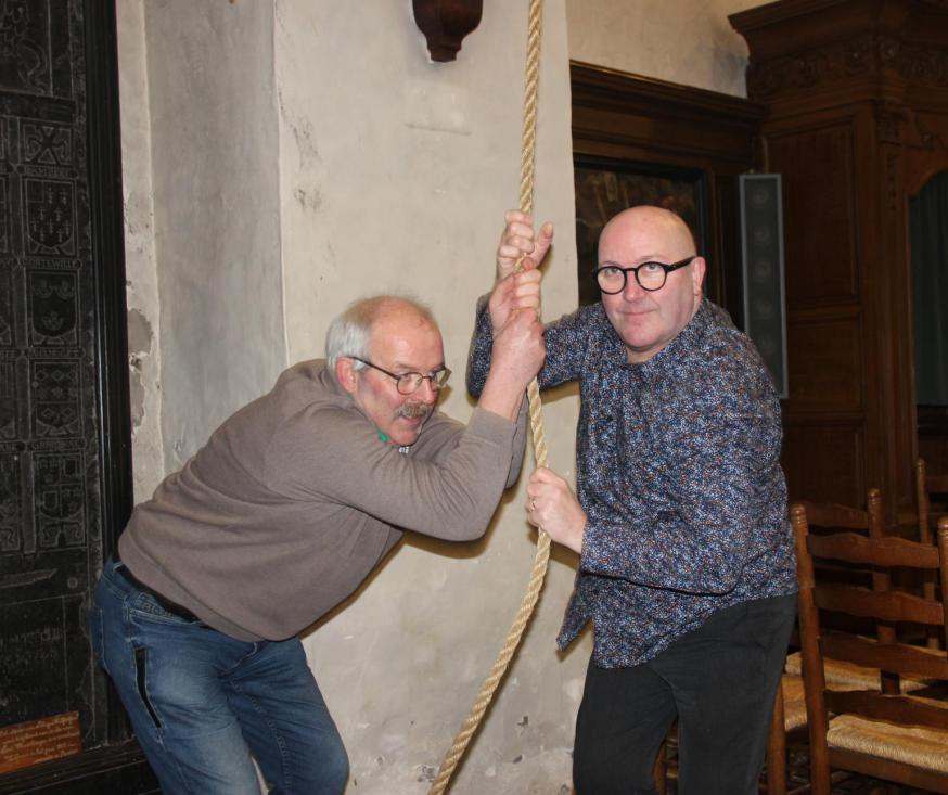 Luc (links) en Dirk Herreman demonstreren hoe het manueel luiden van klokken  in zijn werk gaat.  © Liselotte Anckaert