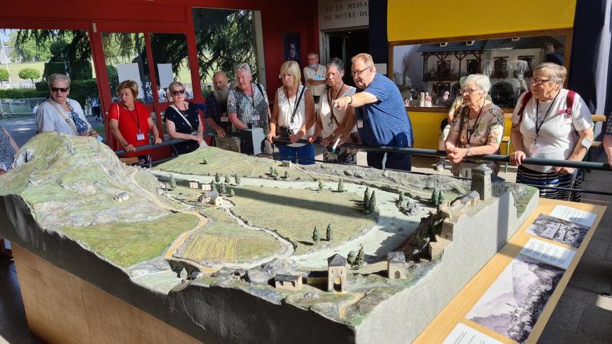 Herman vertelt aan een maquette in Lourdes het verhaal van de sprokkeltochten van Bernadette Soubirous..  © Herman Stroobandt