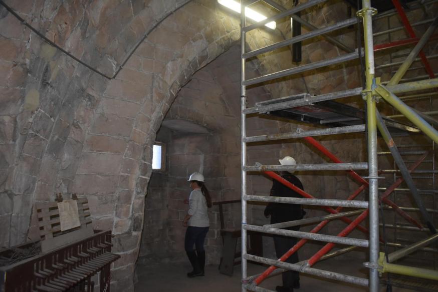 Archeologen registreren en inventariseren de graffiti in de toren.  © Stad Tongeren - Aron bv