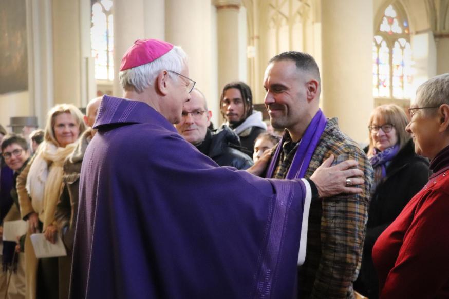 Bisschop Patrick Hoogmartens feliciteert Joachim Verstraeten met zijn keuze.   © Jente Vandewijer