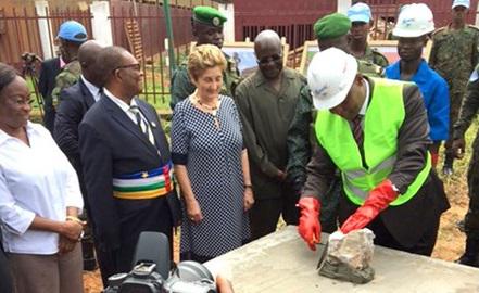In Bangui, de hoofdstad van de Centraal-Afrikaanse Republiek, is de eerste steen gelegd voor de bouw van een kinderziekenhuis © Radio Vaticana