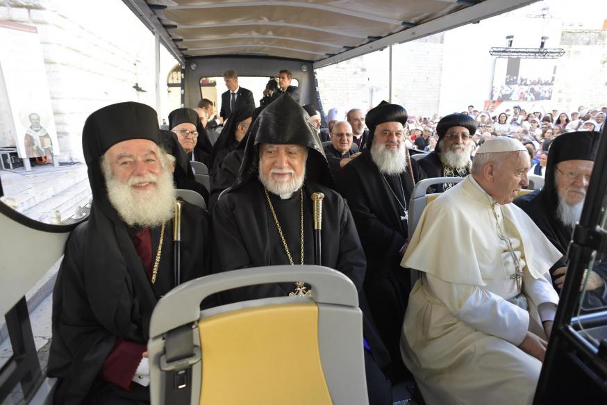 Paus Franciscus met Oosterse kerkleiders op weg naar Bari © Vatican Media