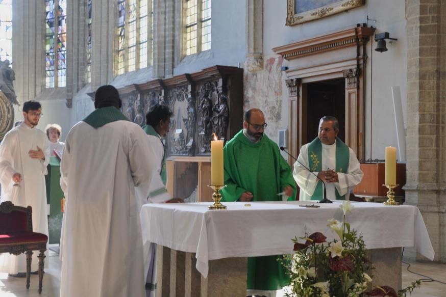 Missio priester Basil Rohan Fernando verwelkomd in de Sint Kwintensgemeenschap © Missio