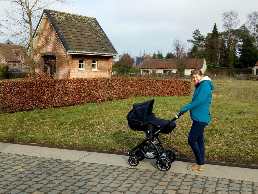 Bénédicte en Aurélie maken een eerste wandelingetje buiten. © Bénédicte Bosmans