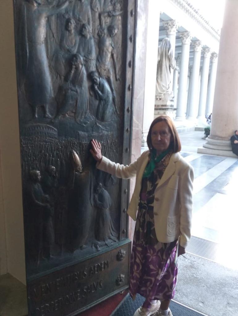 Leen raakt de heilige deur aan 