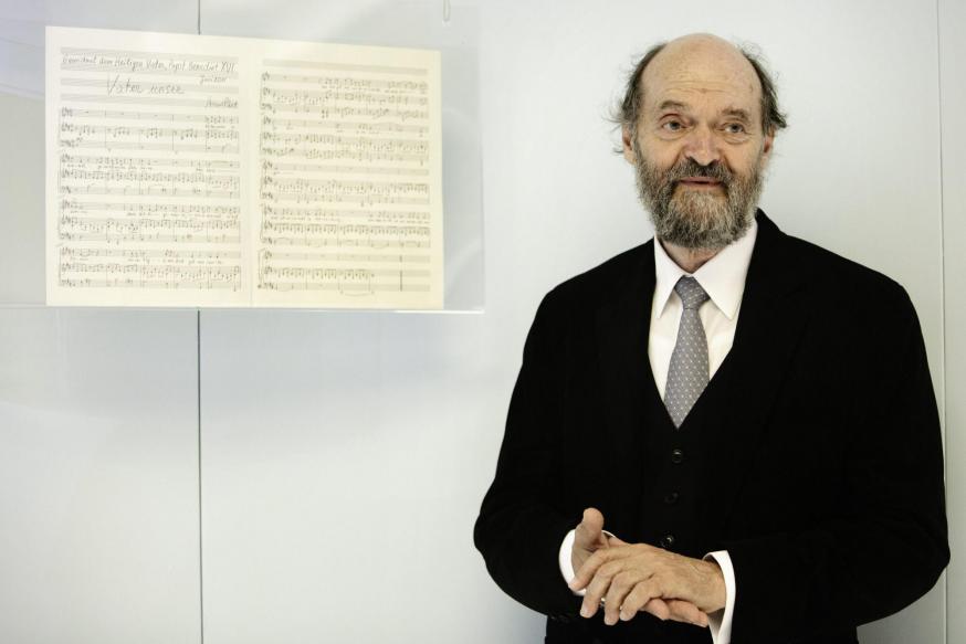 Arvo Pärt in 2011 op een tentoonstelling in Rome. Naast hem de originele partituur van 'Vater unser’. © Belga