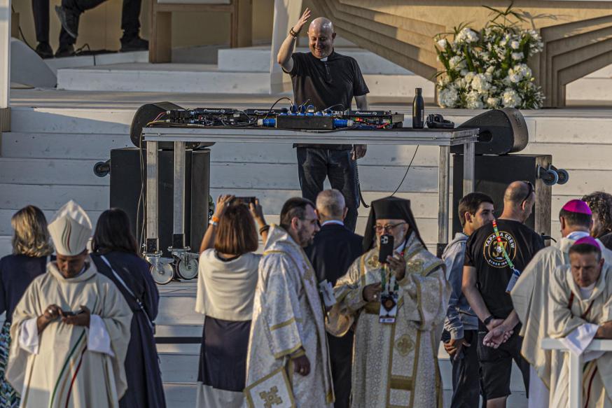 Padre Guilherme enthousiast aan het werk op de Wereldjongerendagen in Lissabon, in augustus van dit jaar. © Belga