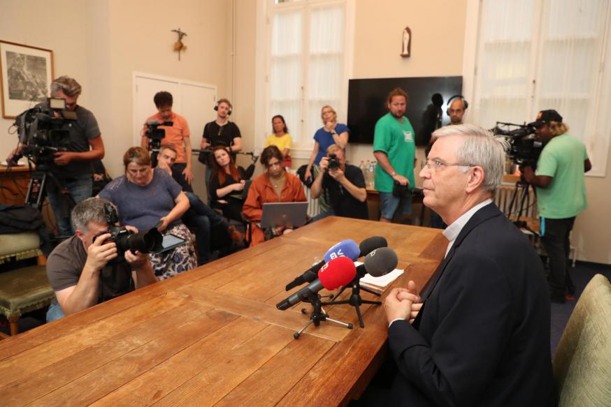 Bisschop Johan Bonny tijdens het persmoment van vrijdag in het Antwerpse bisschopshuis. © Belga