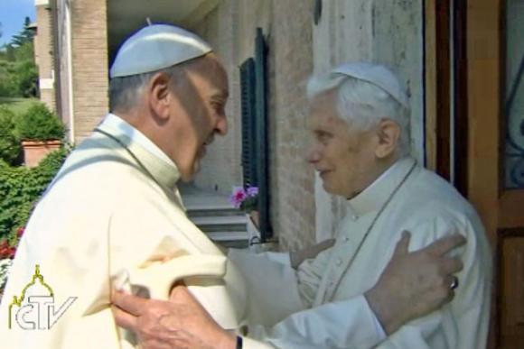 Paus Franciscus en zijn voorganger Benedictus XVI © CTV
