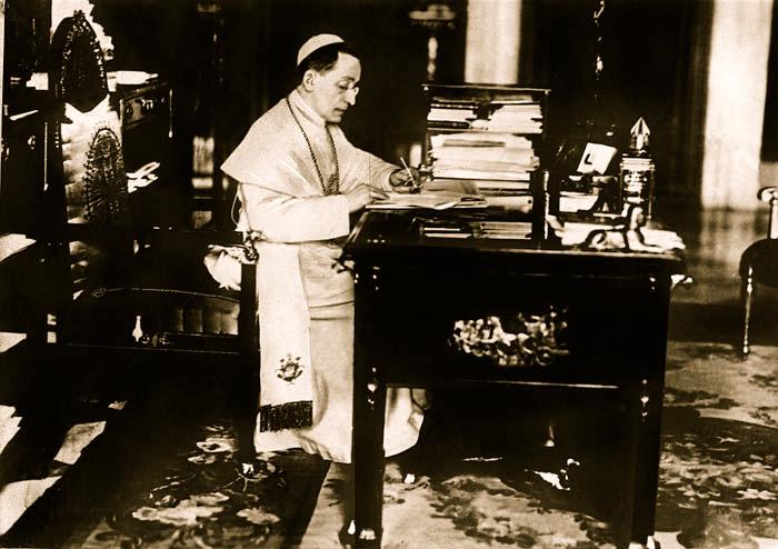 Paus Benedictus XV aan zijn bureau in het Vaticaan. © Wikicommons