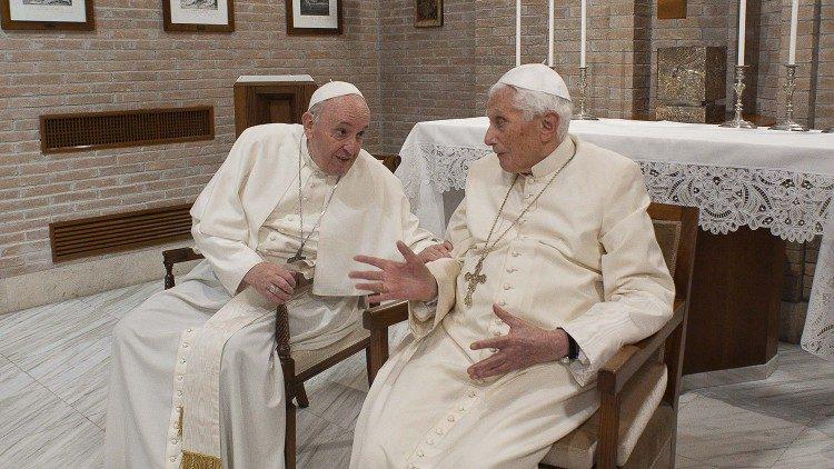 Paus Franciscus met de emeritus paus Benedictus XVI © Vatican Media