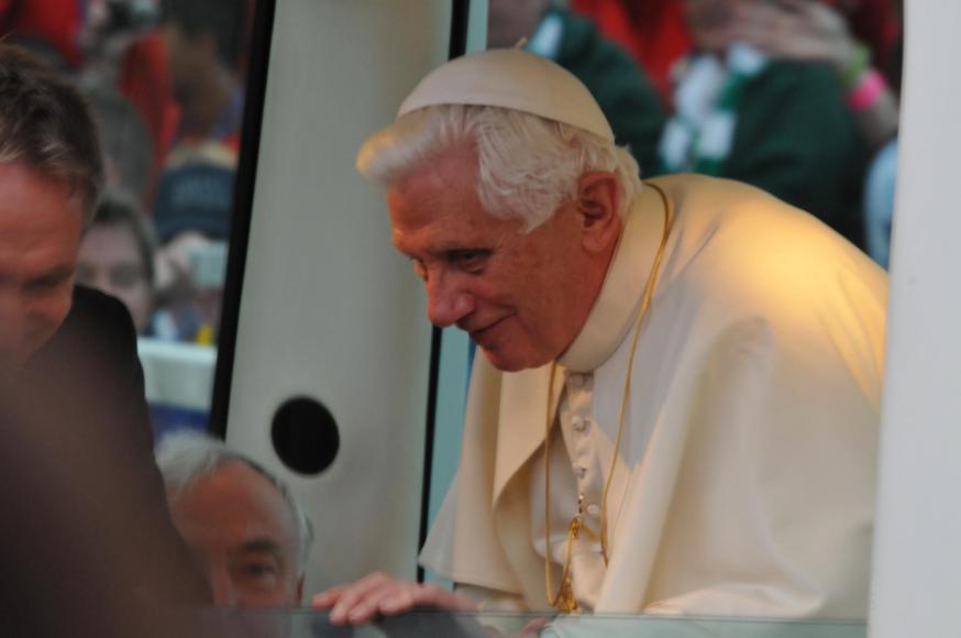 Benedictus XVI met zijn secretaris Georg Gänswein in Londen © Philippe Keulemans