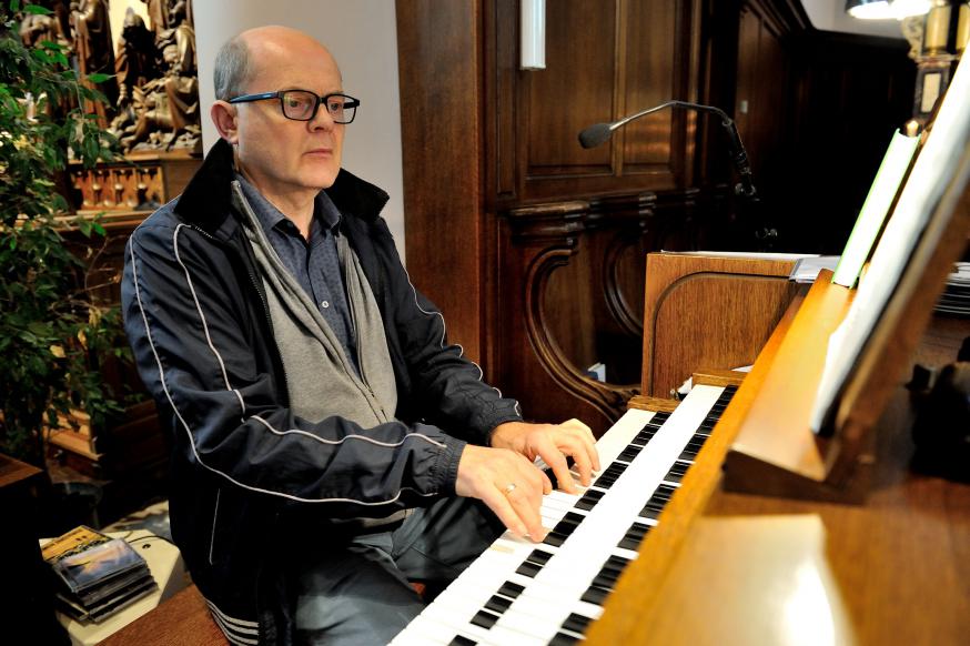 Bernard tijdens een viering in de kerk van Gijzelbrechtegem 