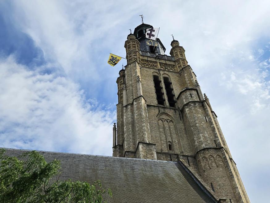 Bevlagde Sint-Michielstoren © Erna Nevejant