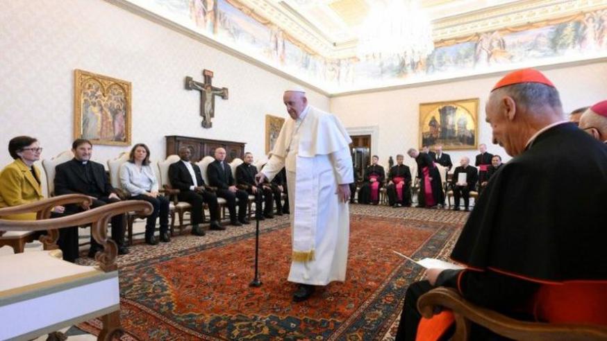 Paus Franciscus tijdens een recente ontmoeting met de Bijbelcommissie © Vatican Media