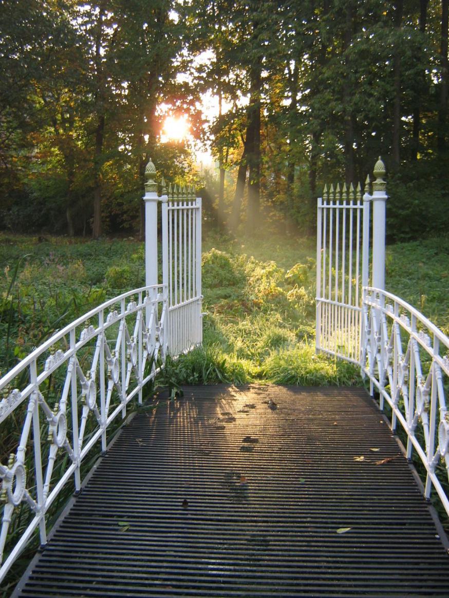 Binnentreden door de deur die liefde van God is, geeft leven in overvloed. © jh