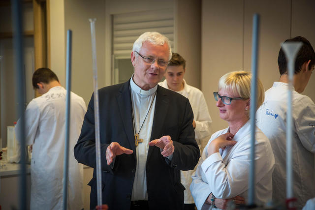 Mgr. Patrick Hoogmartens op bezoek in de school HAST in Hasselt.  © Mine Dalemans